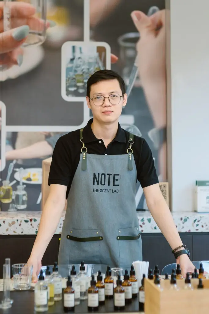DAU01656_1 - NOTE - The Scent Lab workshop instructor - sản phẩm mùi hương từ NOTE - The Scent Lab