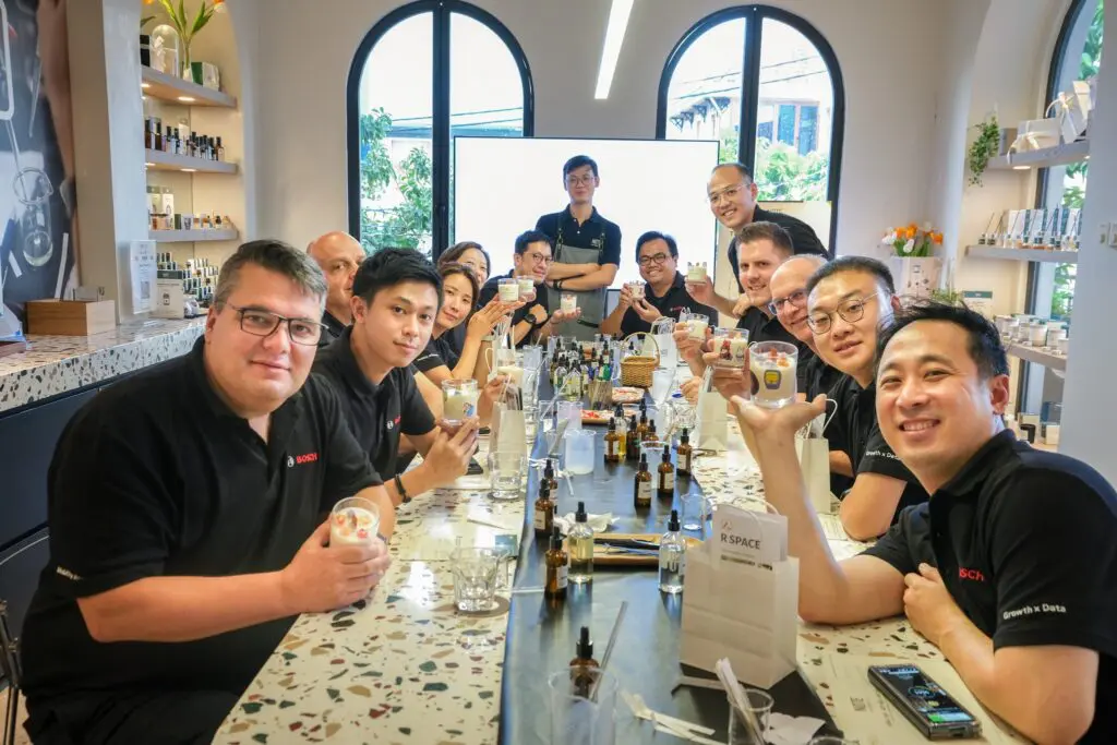Customers are enjoying perfume making experience at Ho Chi Minh Showroom - NOTE - The Scent Lab Customers are enjoying perfume making experience at Ho Chi Minh Showroom - sản phẩm mùi hương từ NOTE - The Scent Lab